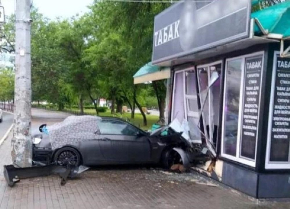 ВMW с ростовскими номерами на сумасшедшей скорости сбил пешехода, которого от удара разорвало на части