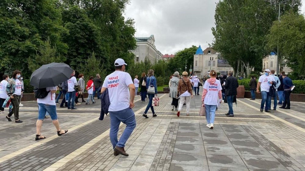 Предприниматели рынков «Атлант» массово съехались к зданию правительства Ростовской области