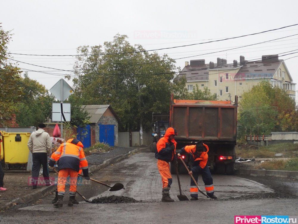 Коммунальщики начали срочно заделывать ямы на дорогах в Ростове