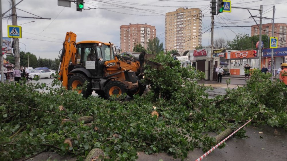 В Ростове-на-Дону последствия непогоды ликвидируют 795 человек и 264 единицы техники