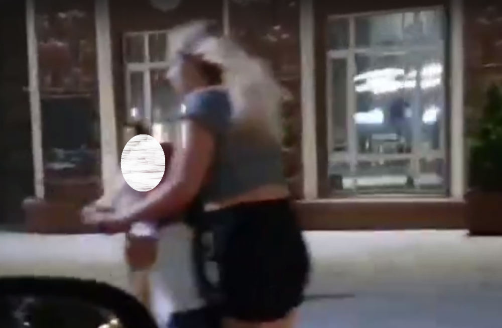 Ростовчанка прокатила маленького ребенка на электросамокате по дороге на большой скорости и попала на видео