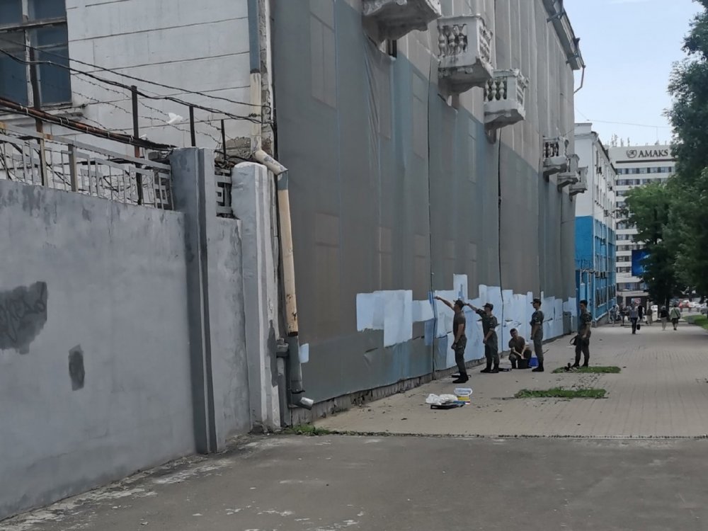 В Ростове военные начали закрашивать баннер, скрывающий фасад здания учебного центра ВКС