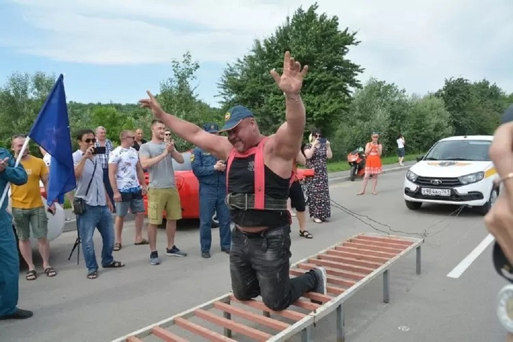 Донской силач Дмитрий Нагорный протащил в сцепке 30 автомобилей