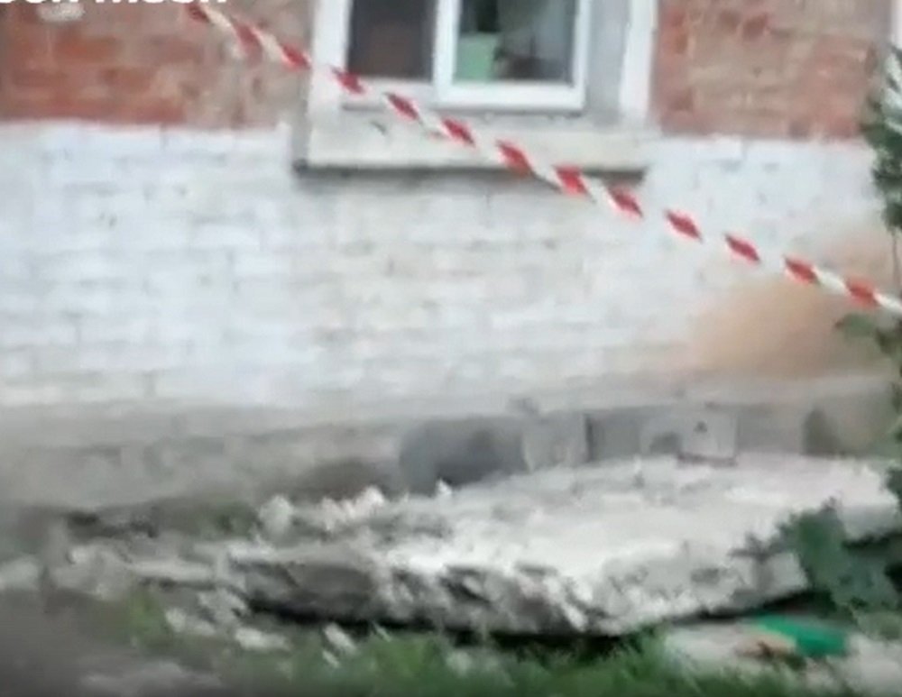 В Ростовской области в аварийном доме рухнул балкон с двумя мужчинами — оба в больнице