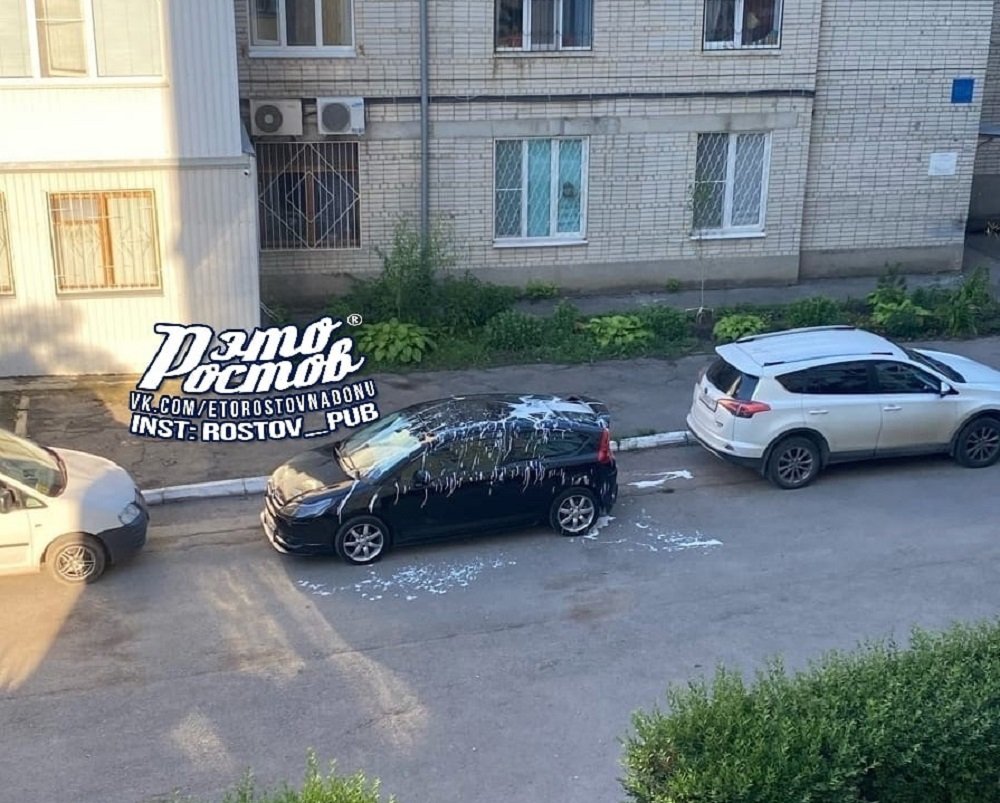 Отомстили: в Ростове неизвестные обили краской иномарку