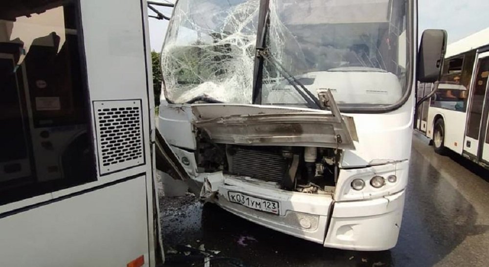 Аварией закончилась гонка автобусов в Ростове, пострадали 8 человек