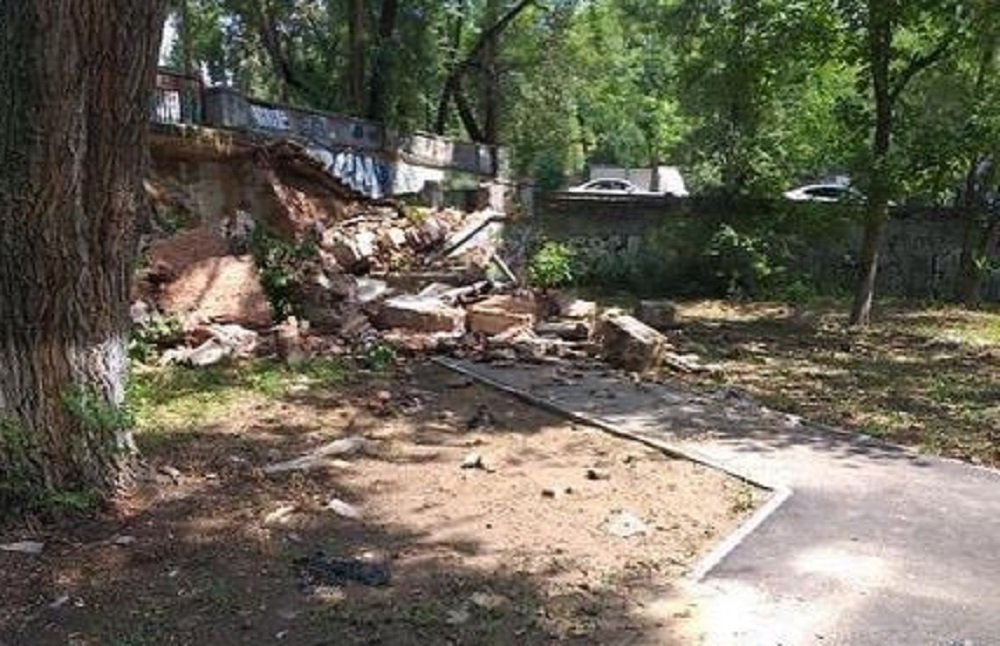 В Ростове рухнула лестница после сильного ливня