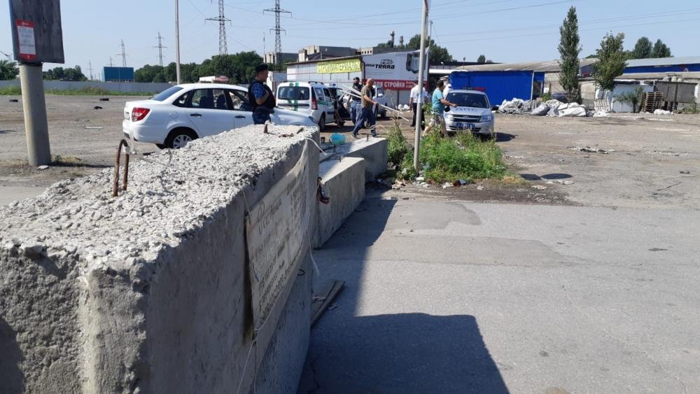 МЧС в Ростове потребовало убрать бетонные блоки с закрытого рынка «Атлант» в Аксайском районе