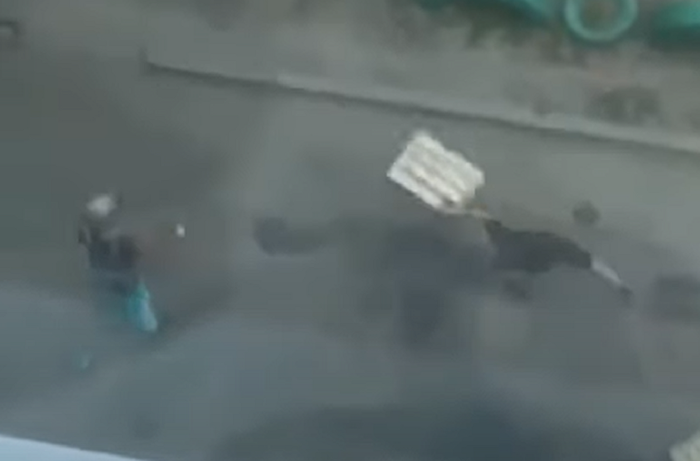 Агрессивные подростки забросали камнями и ящиками женщины под Ростовом