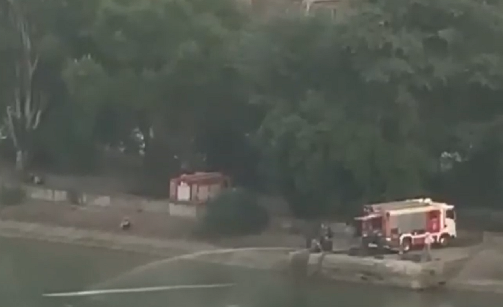 Поливающие Дон водой пожарные взбудоражили соцсети Ростова