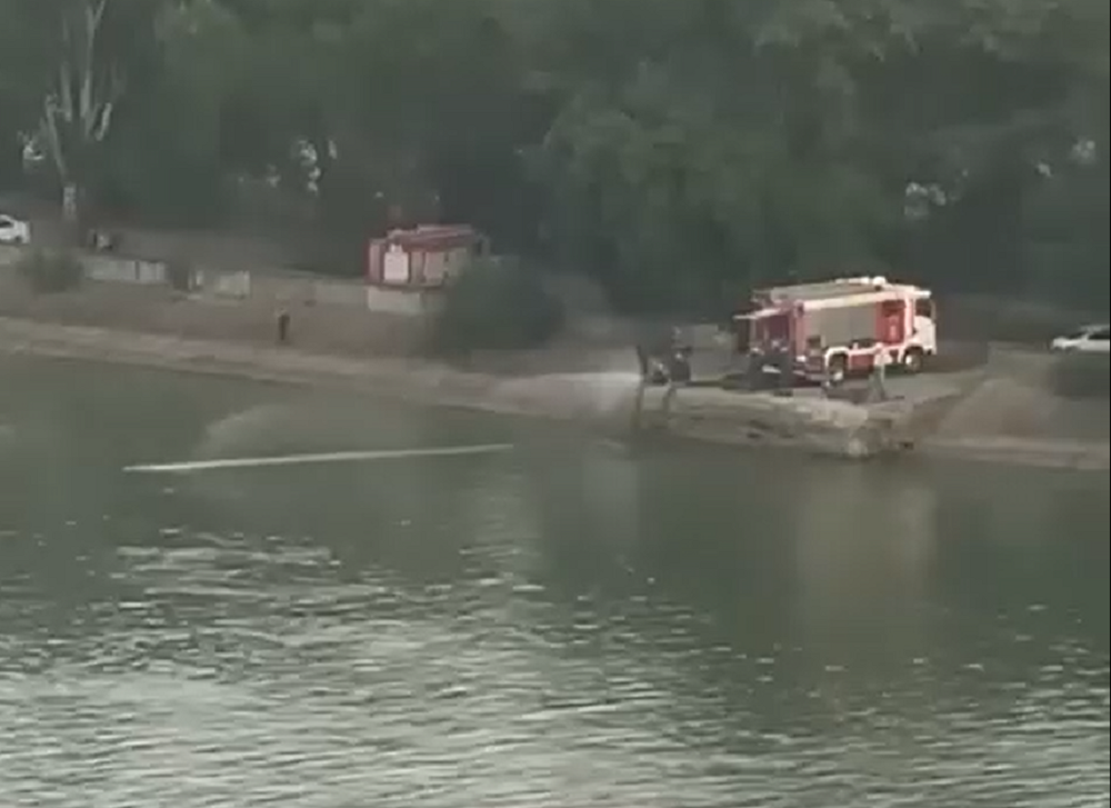 Пожарных «застукали» за странным занятием в Ростове