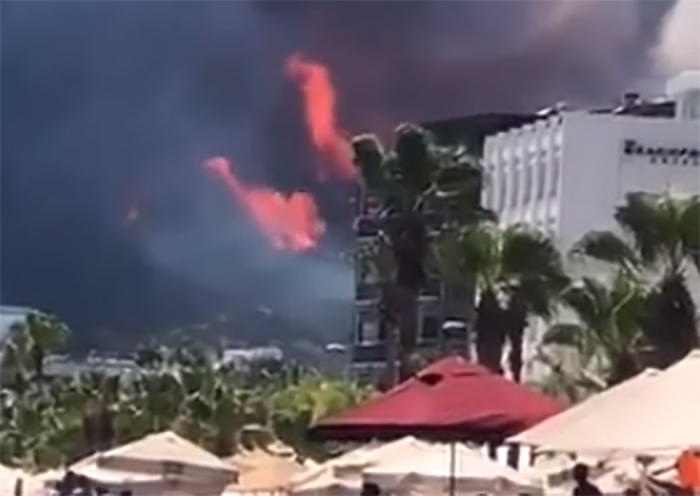 В Турции из-за пожаров начали экстренно эвакуировать туристов из отелей