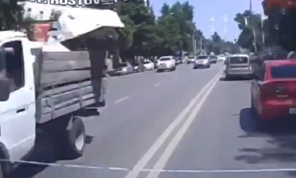Вылетевшее из встречной Газели «нечто» разбило машину на Текучева в Ростове