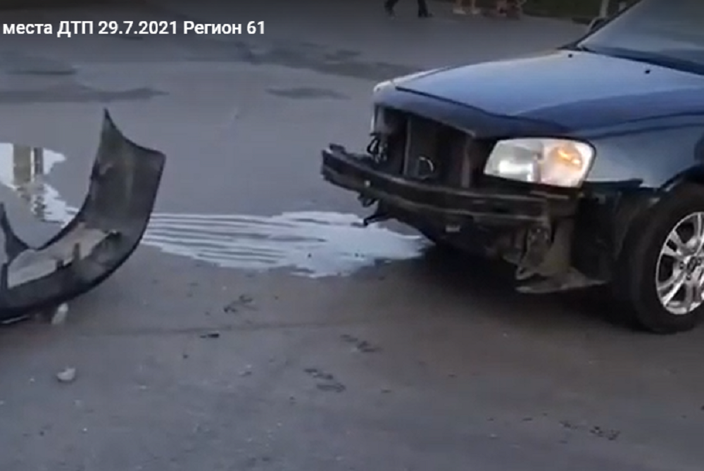На куски разваливающейся легковушке неизвестные скрылись с места ДТП в Ростове