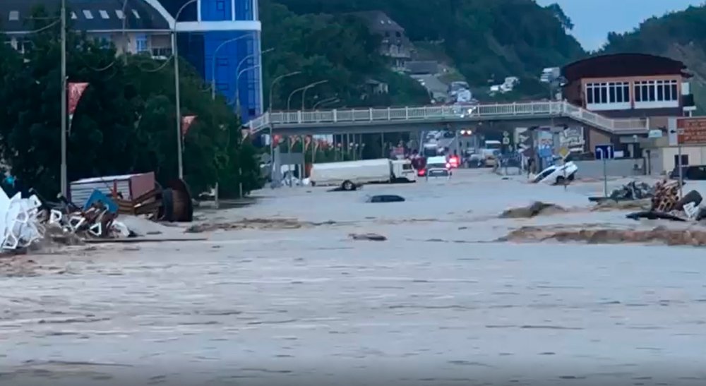 Трасса в Джубга - Сочи затоплена в Лермонтово, движение перекрыто