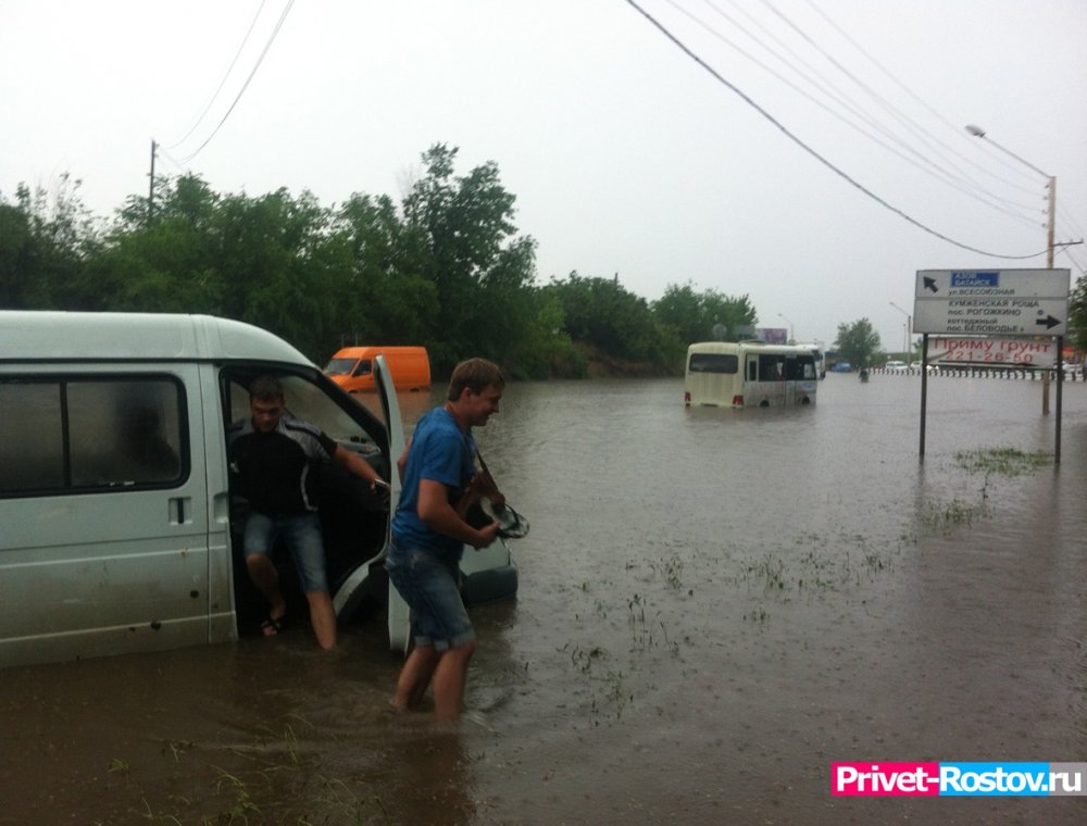 Улицы Ростова-на-Дону ушли под воду после мощнейшего ливня 22 июля