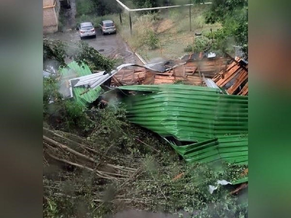 В поселке Ростовской области ураган «похитил» крышу с магазина 31 июля