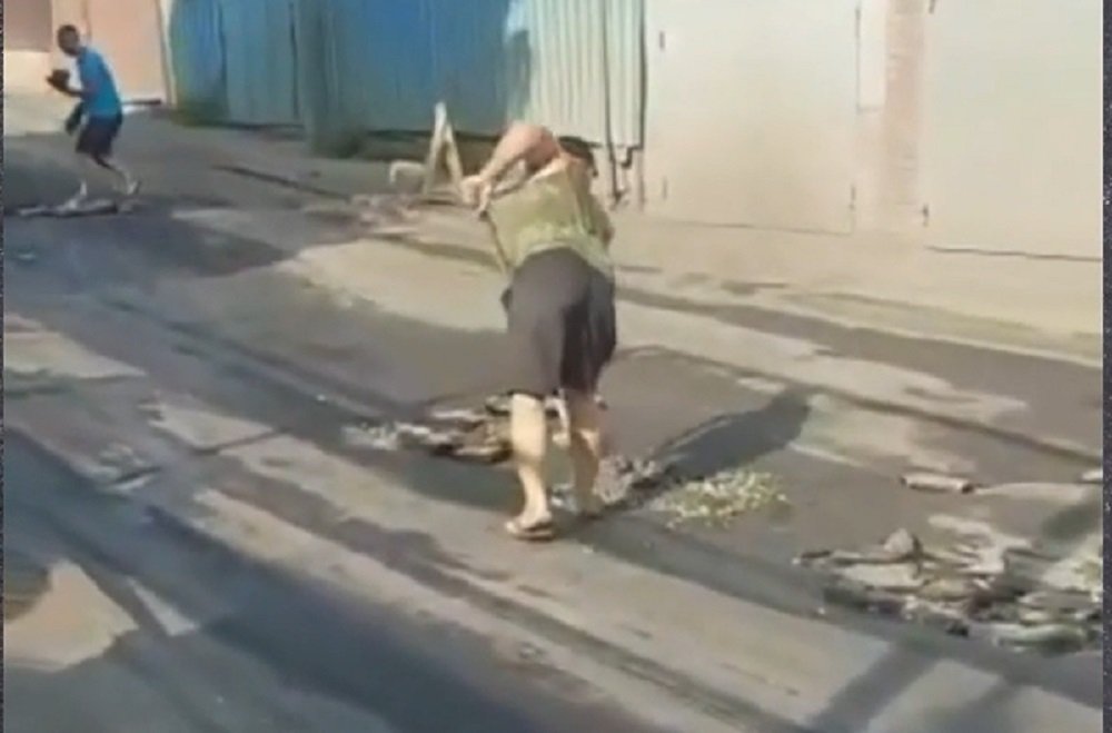 Местные жители самостоятельно отремонтировали яму на улице Нозадзе в Ростове-на-Дону