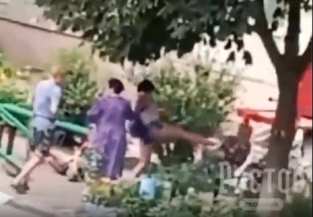Жительница Азова напала на старушку во время словесной перепалки избила ее