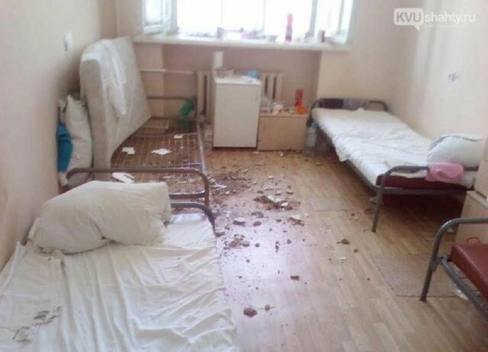 В палате коронавирусного госпиталя в Шахтах обрушился потолок