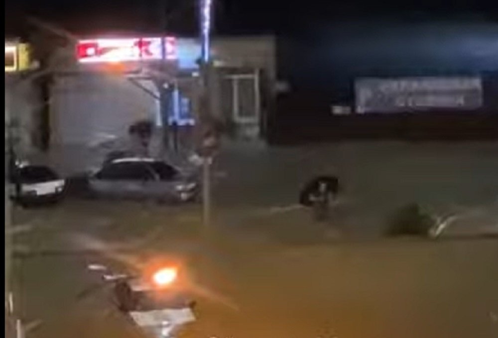 «Машины плывут»: Адлер затопило мощным ночным ливнем