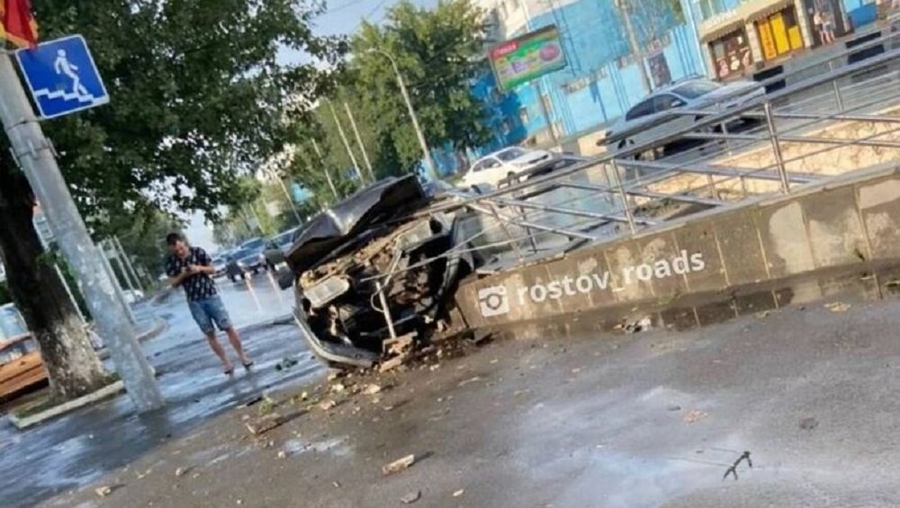 В Ростове-на-Дону водитель на огромной скорости влетел в подземный переход на Нагибина