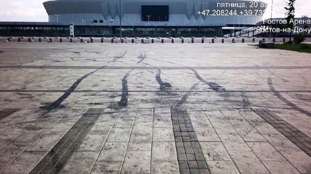 Дрифтеры в Ростове испортили тротуарную плитку возле «Ростов-Арены»