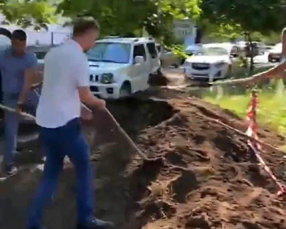 Жители Азова дружно расправились с ямой, вырытой для установки вышки сотовой связи
