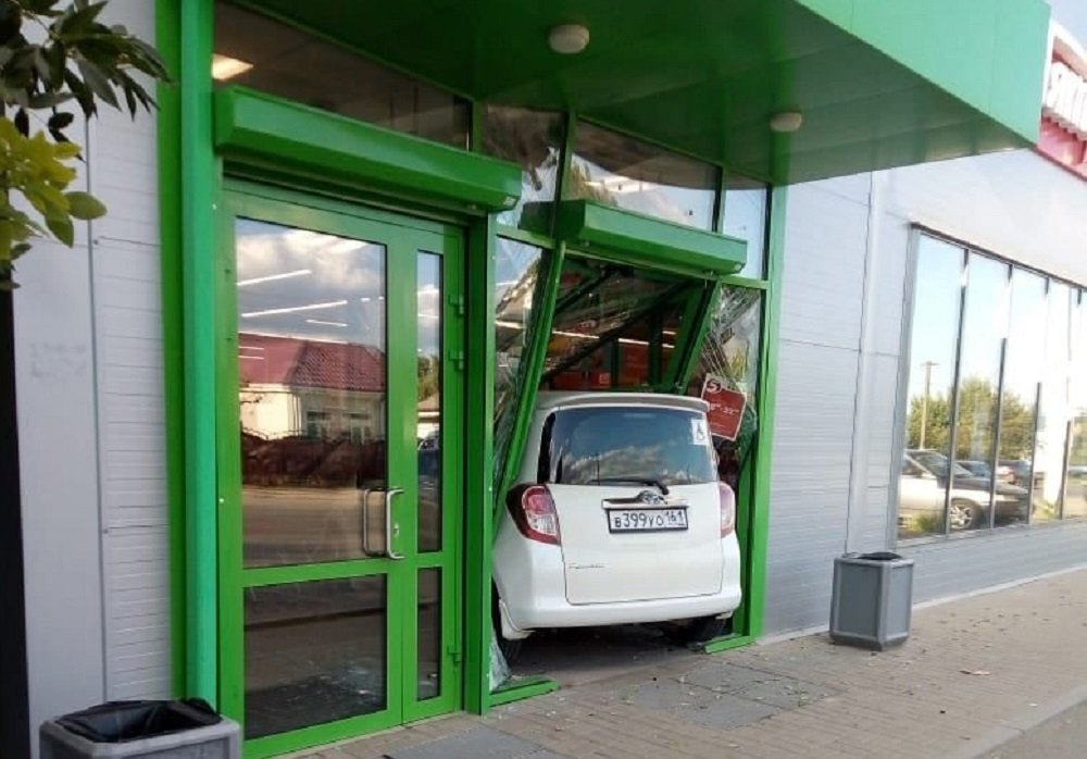 В Ростовской области водитель иномарки на скорости протаранил супермаркет Пятерочка