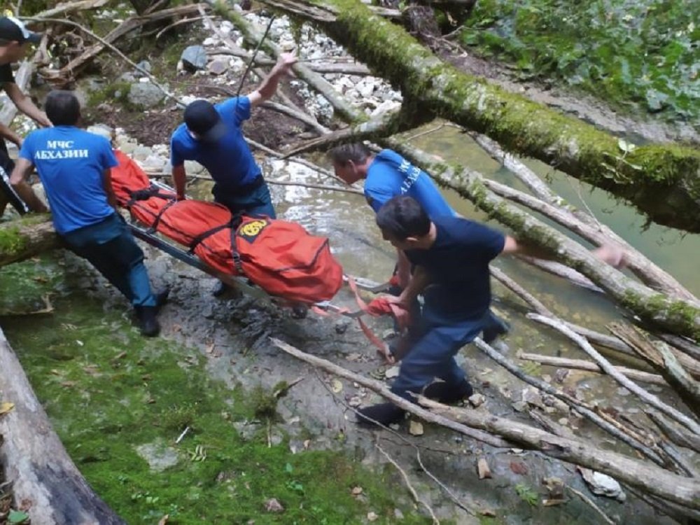 Трагедия: в Абхазии с 40-метровой высоты сорвался вниз и разбился российский турист