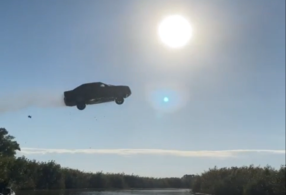 Ростовский каскадер Евгений Чеботарев получил перелом перелетев на BMW 40 метров через реку