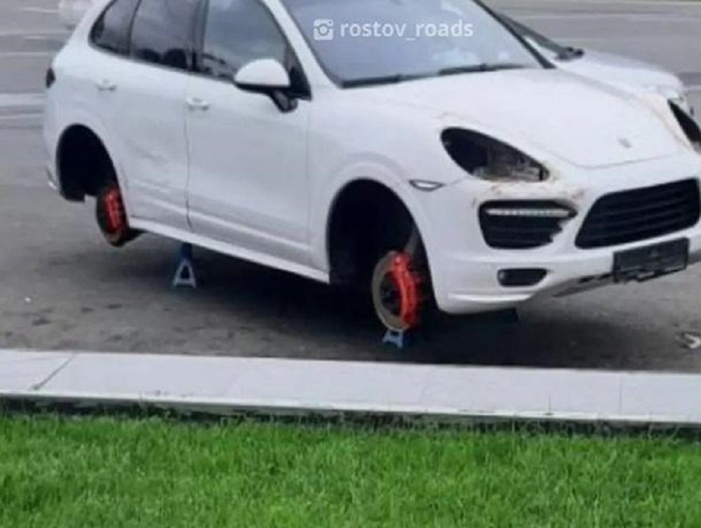 В Ростове неизвестные украли колеса и фары у дорогой иномарки