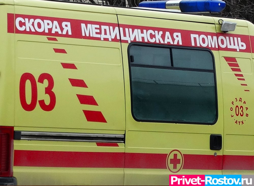 В Ростове на Комсомольской площади столкнулись такси и частная легковушка