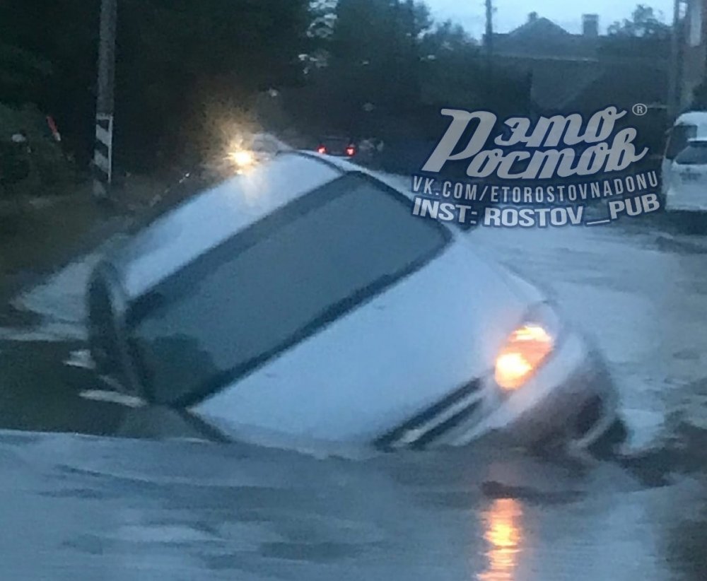 В Таганроге иностранный легковой автомобиль провалился в дорожную яму днем 25 сентября