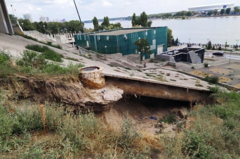 Недалеко от Ворошиловского моста в Ростове-на-Дону образовался провал 26 сентября