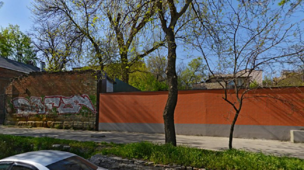 Высотку втиснут между старинными зданиями на пересечении Седова и Чехова в Ростове-на-Дону