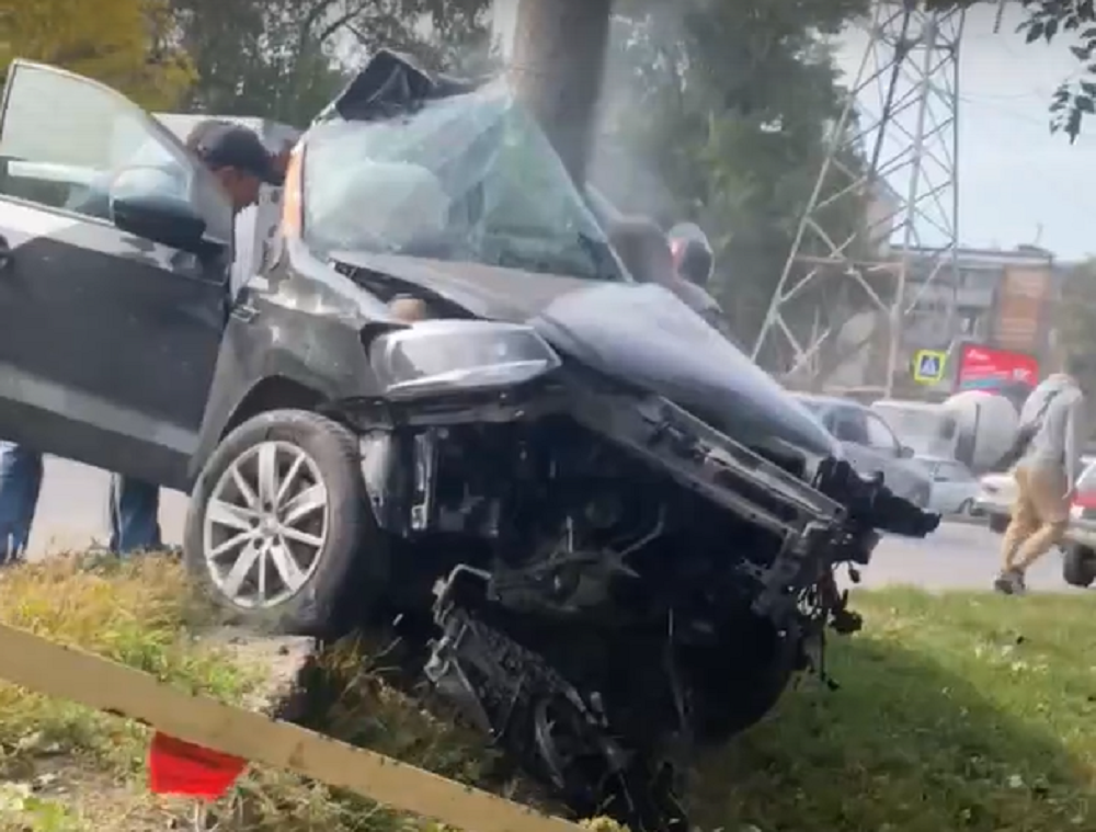 В Ростове 20-летний водитель иномарки пострадал, врезавшись в столб 4 октября