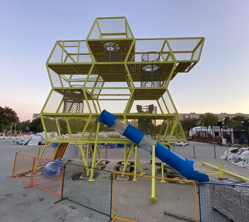 Ростовчан возмутило возведение детской площадки посреди площади у входа в парк Плевен