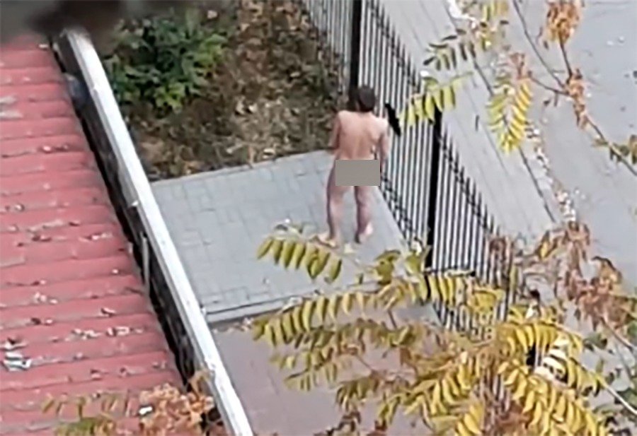 У входа в отдел полиции №6 в Ростове бегает голый мужчина и требует понятых