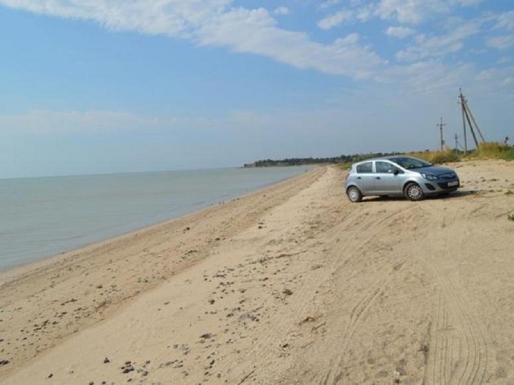 На берегу Таганрогского залива в автомобиле нашли зарезанного мужчину