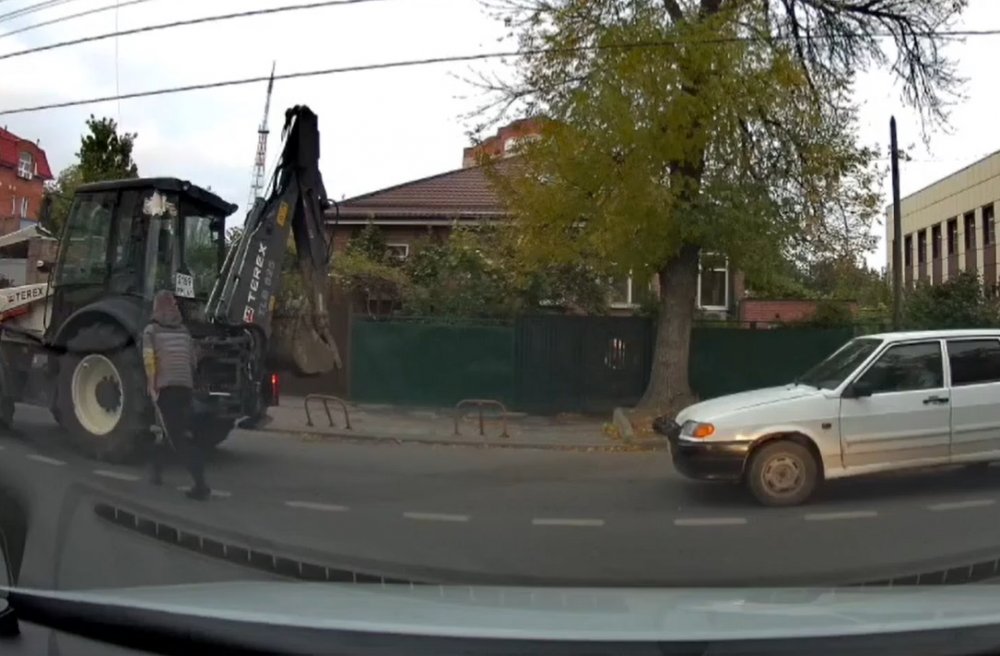 В Ростове тракториста наказали за выброшенный из окна мусор 15 октября