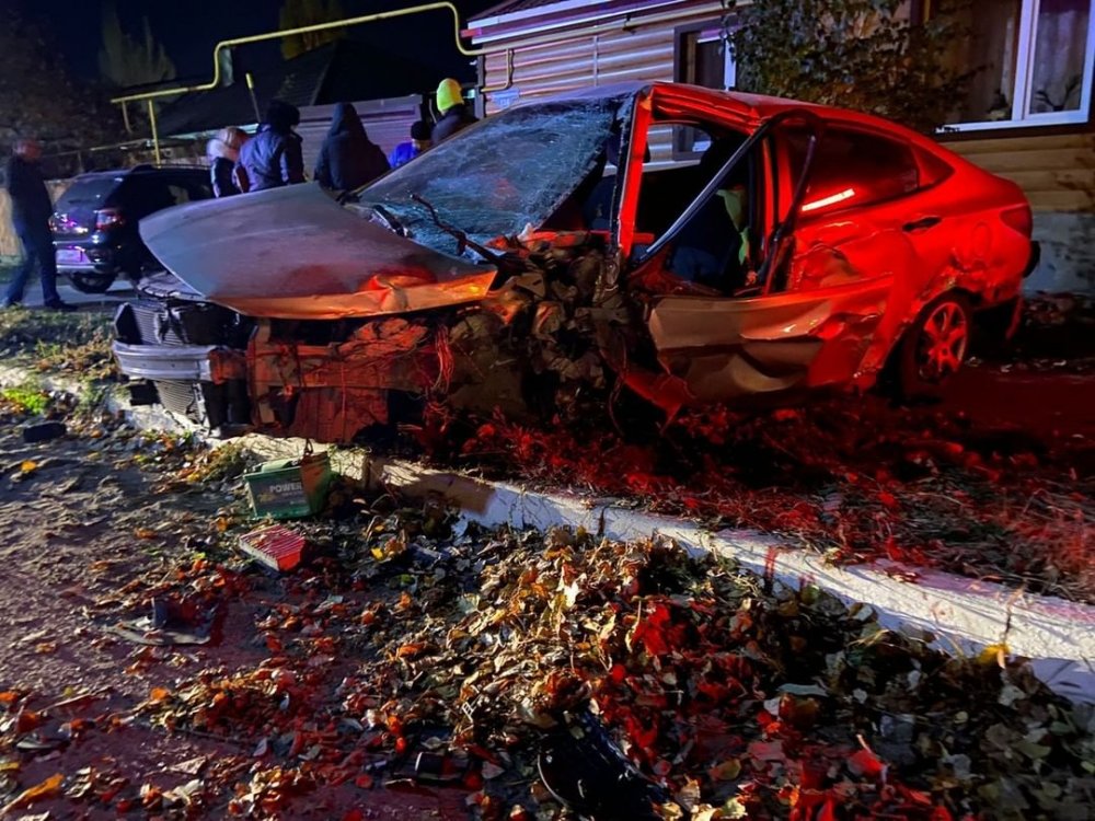 В Каменске-Шахтинском двое подростков разбились в ДТП, угнав дедушкину машину 25 октября