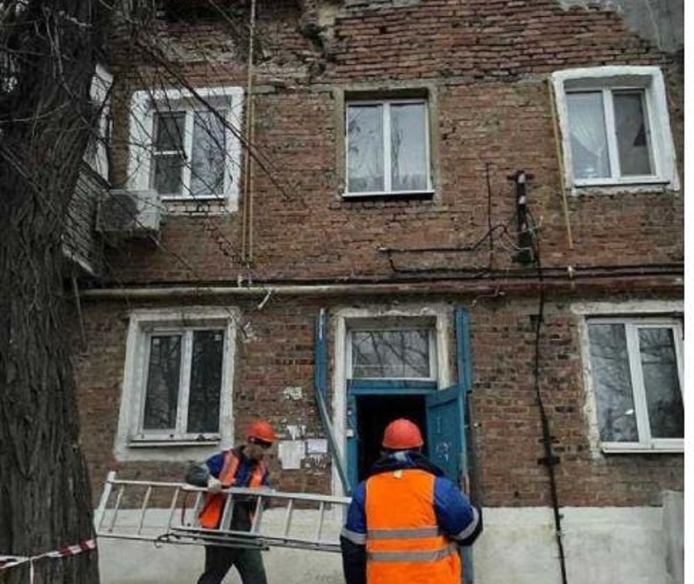 В Шахтах обрушился фасад жилого дома, эвакуировано 26 человек