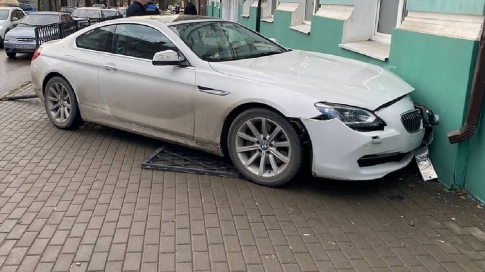 Пожилая женщина за рулем элитной иномарки BMW врезалась в здание лицея в центре Ростова-на-Дону
