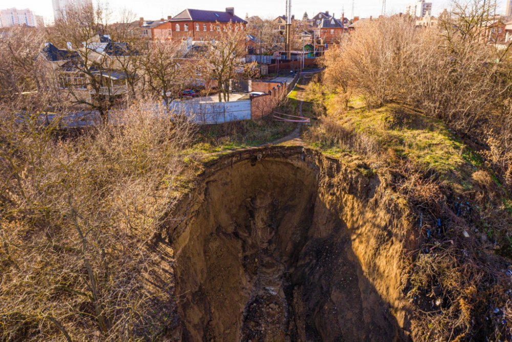 Последствия гигантского оползня в переулке Тувинском устранит водоканал Ростова