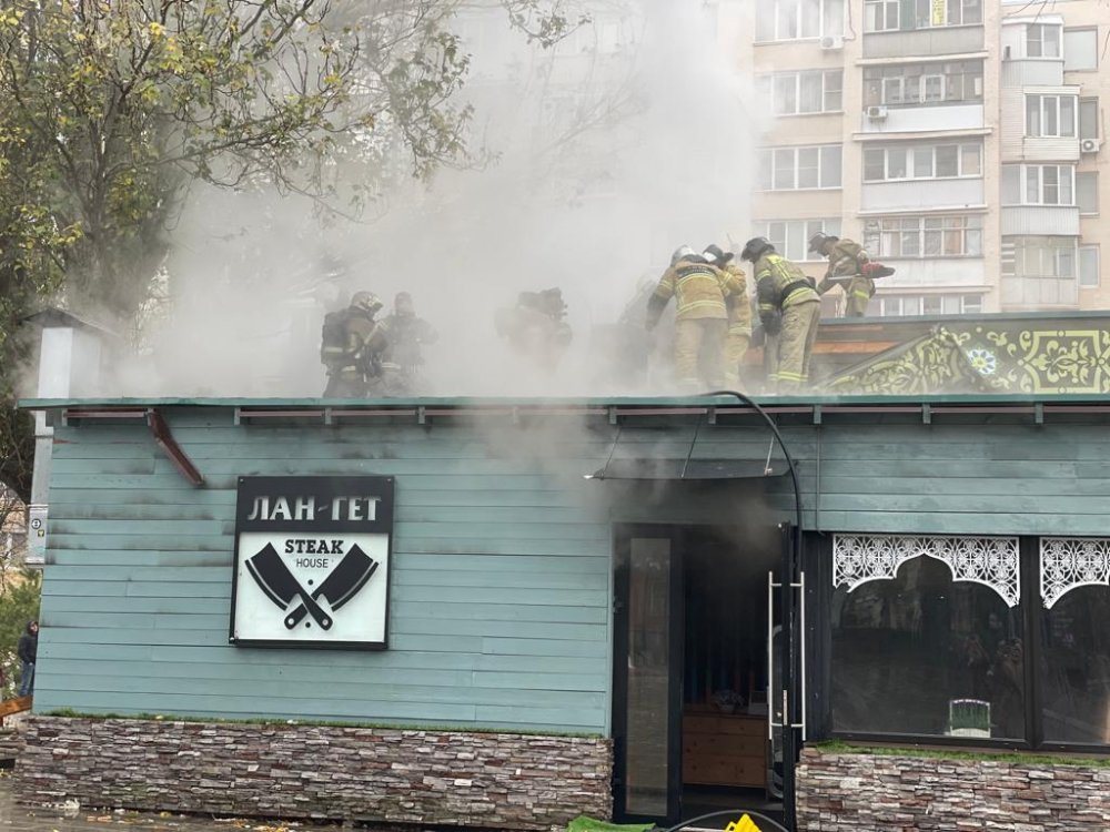 В центре Ростова утром 8 ноября загорелось кафе
