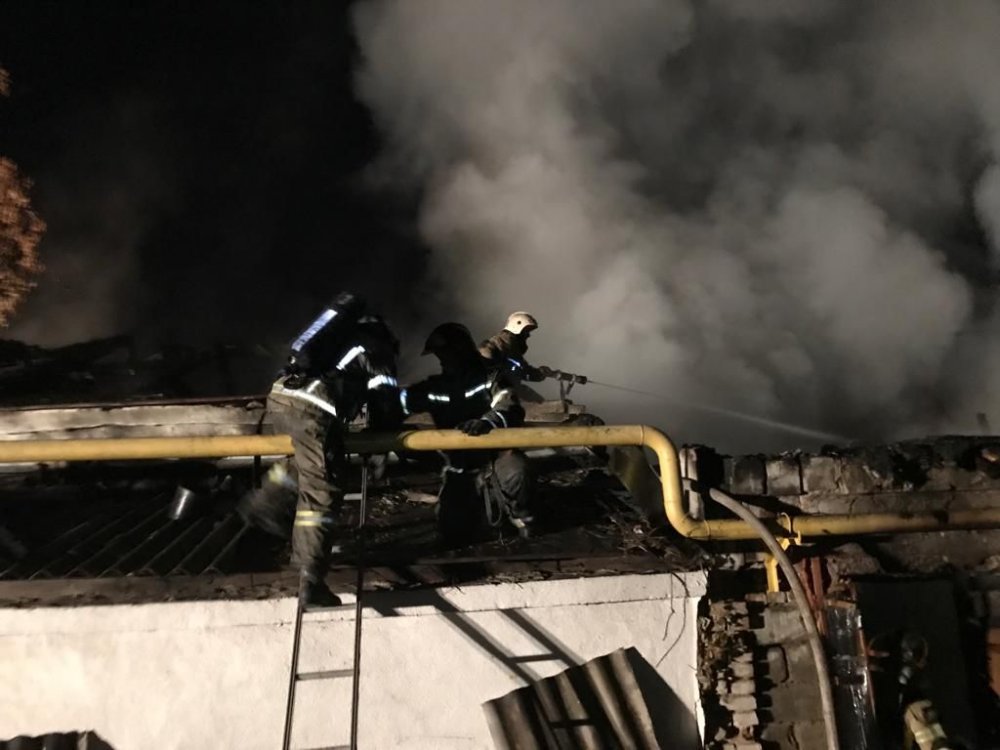 86 спасателей тушили пожар в мебельном цеху в Ростове утром