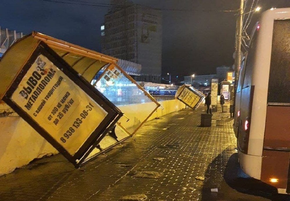 Мощные разрушения устраняют экстренные аварийные службы в Ростове после разгулявшейся стихии 30 ноября