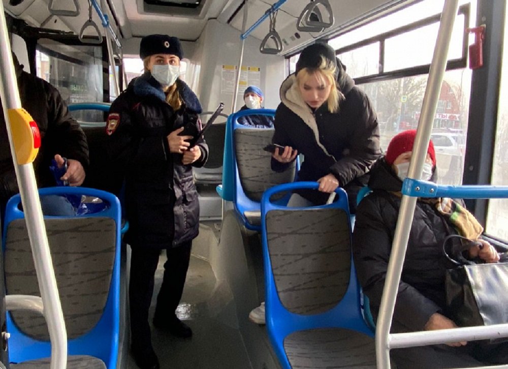 Власти Ростова провели облаву на безмасочников в общественном транспорте