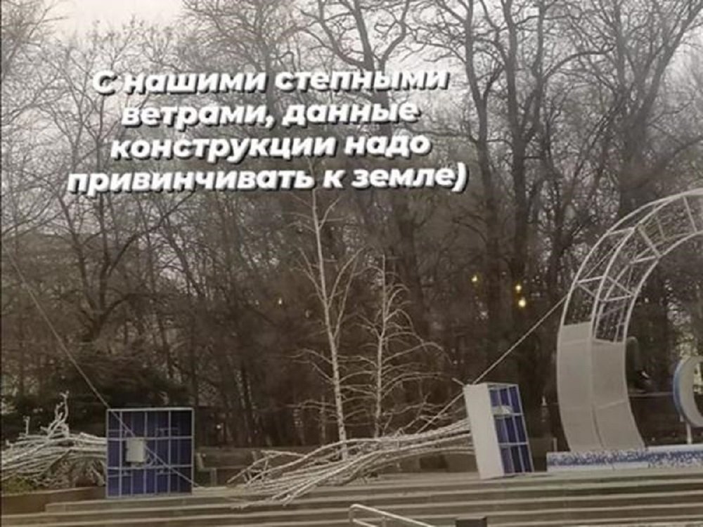 В Ростове ветер сорвал новогодние украшения на Театральной площади